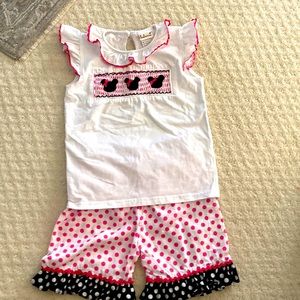 Smocked Minnie Mouse outfit size 6. EEUC.
